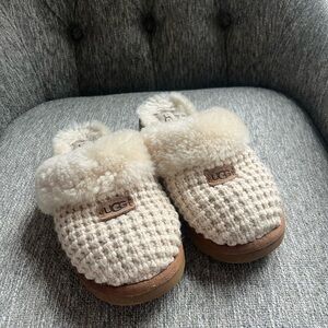 UGG / Woman’s knitted slippers Size 8